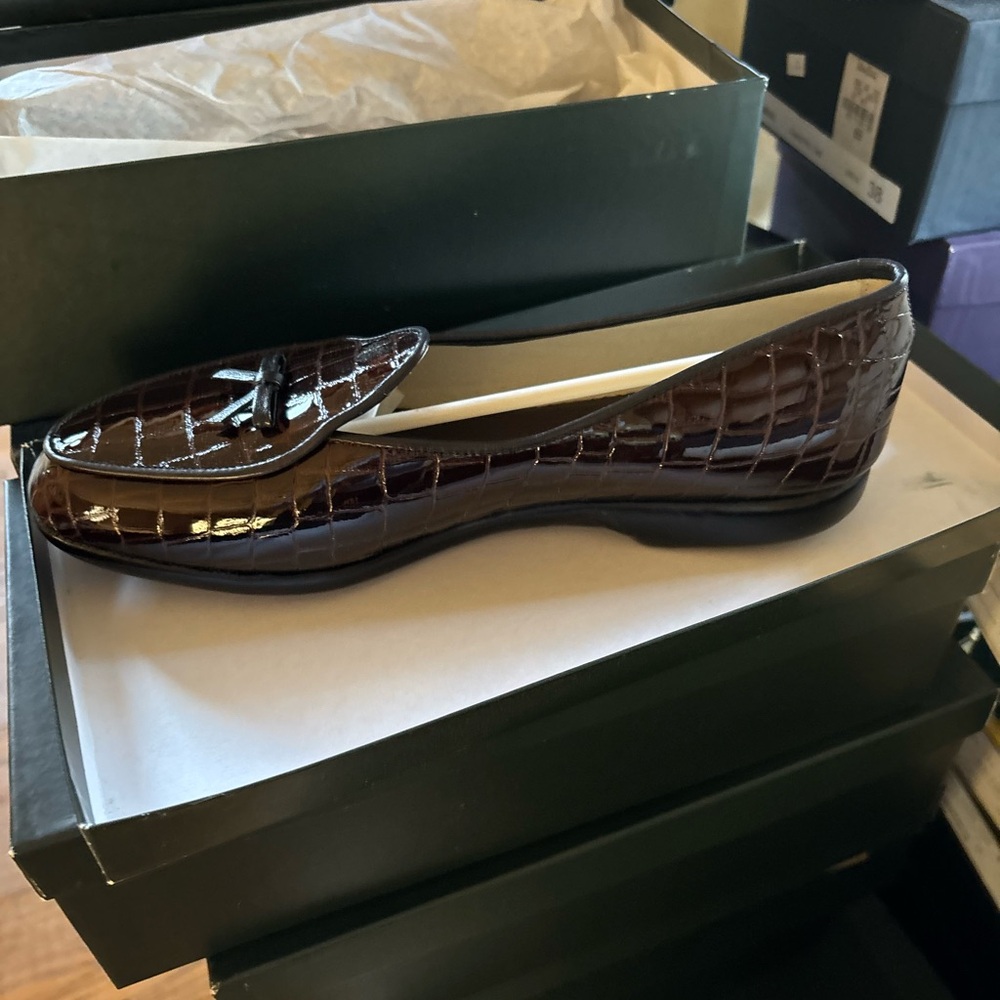 classic style is both versatile and timeless. soft Black soled loafer